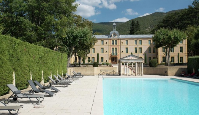 A beautiful 2 persons studio in a chateau with swimming pool