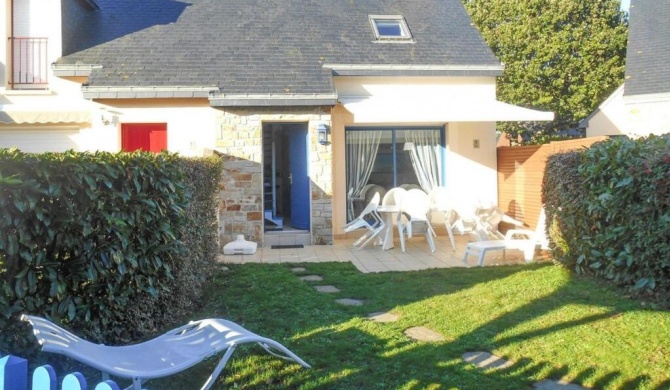 Holiday home with shared pool, Erquy